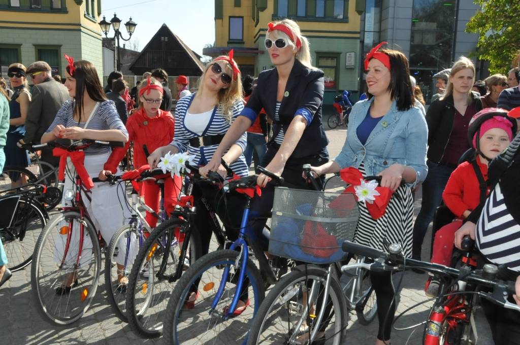 FOTO: Tūrisma sezonu atklāj ar tvīda braucienu