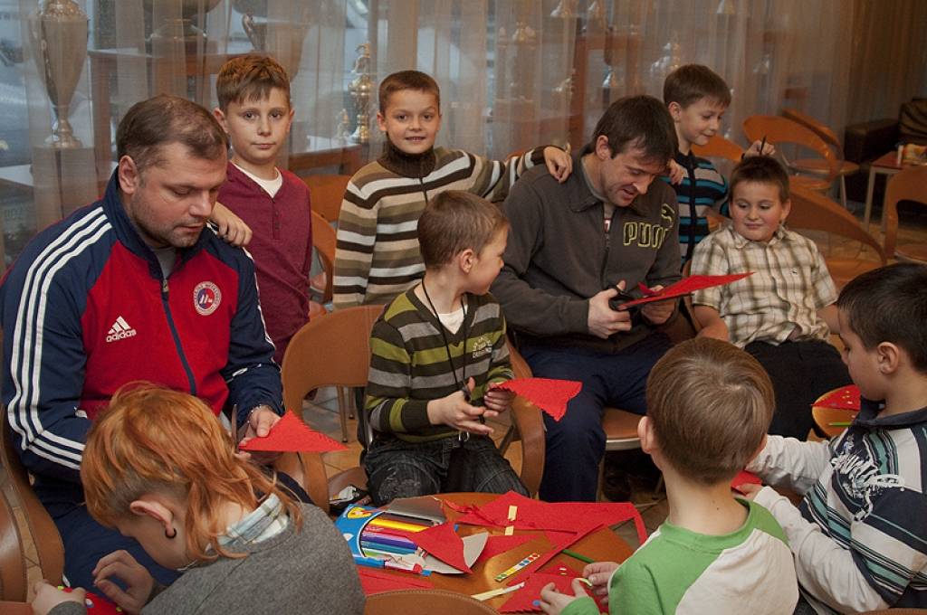 Liepājas ledushallē top eglītes rotājumi