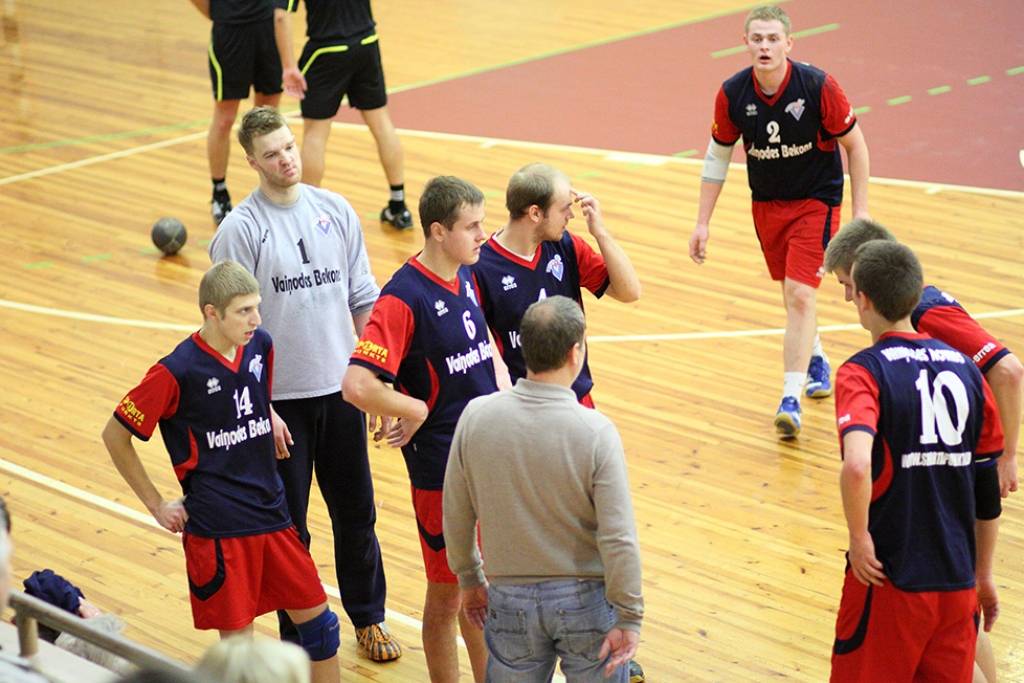 Vaiņodes novada domes priekšsēdētājs Visvaldis Jansons noliedz derības par jaunām formām handbola komandai
