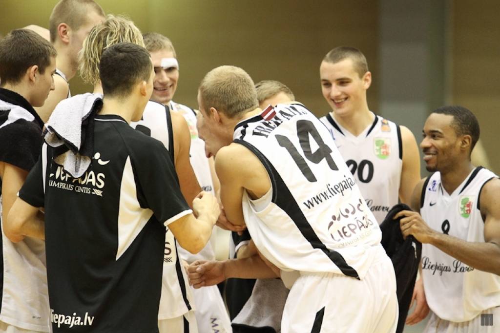 Šovakar gaidāmas spraigas cīņas basketbola laukumos