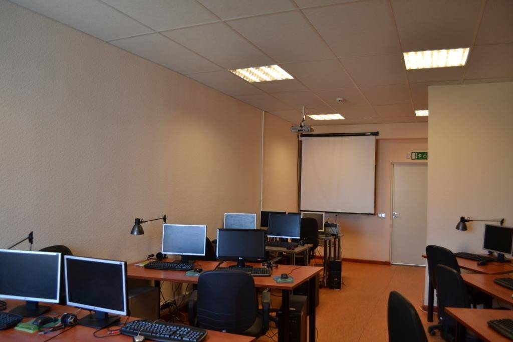 Laikraksts: jauniepirktā datortehnika skolās nonāks tikai decembra beigās