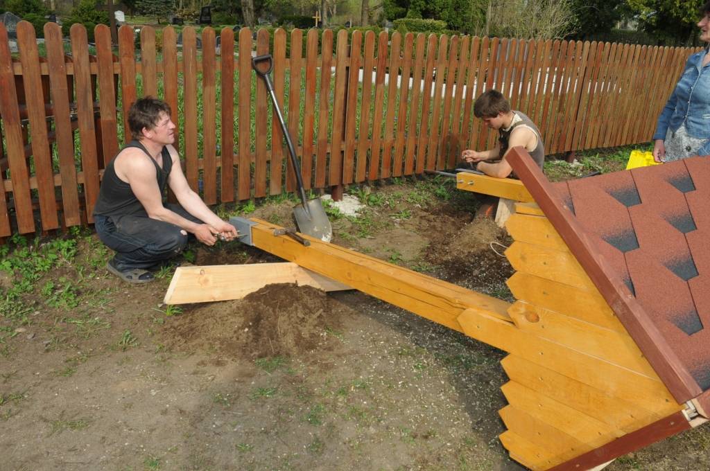 FOTO: Kapsētām liek jaunu žogu un zvana torni