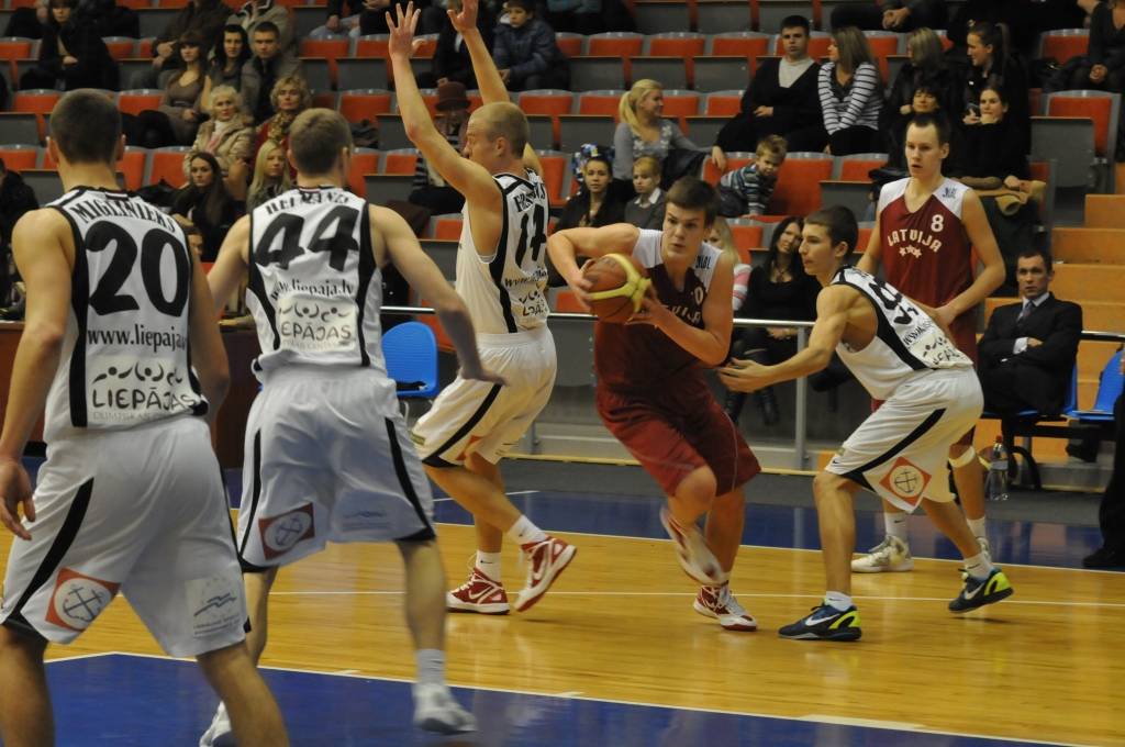 FOTO: "Liepājas lauvas" Latvijas Basketbola līgas spēlē sagrauj "Latviju U18"