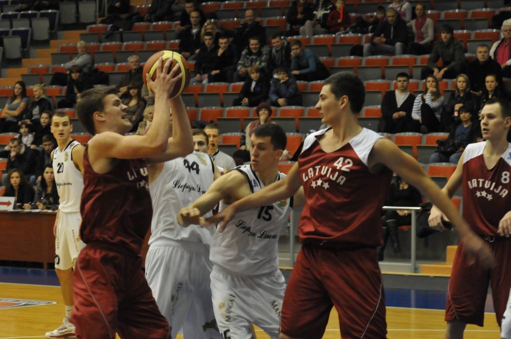 "Liepājas lauvas" trešajā ceturtdaļā palielina pārsvaru pret "Latviju U18"