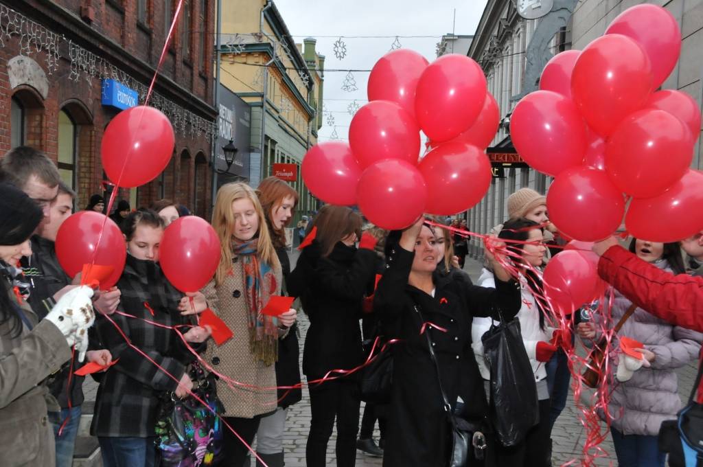 FOTO: Aizlūdz par AIDS upuriem