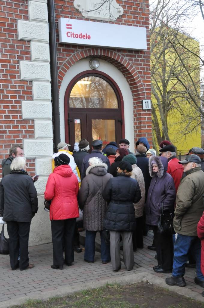 Garantētās atlīdzībās "Latvijas Krājbankas" klientiem pirmajā dienā izmaksāti 42 miljoni latu