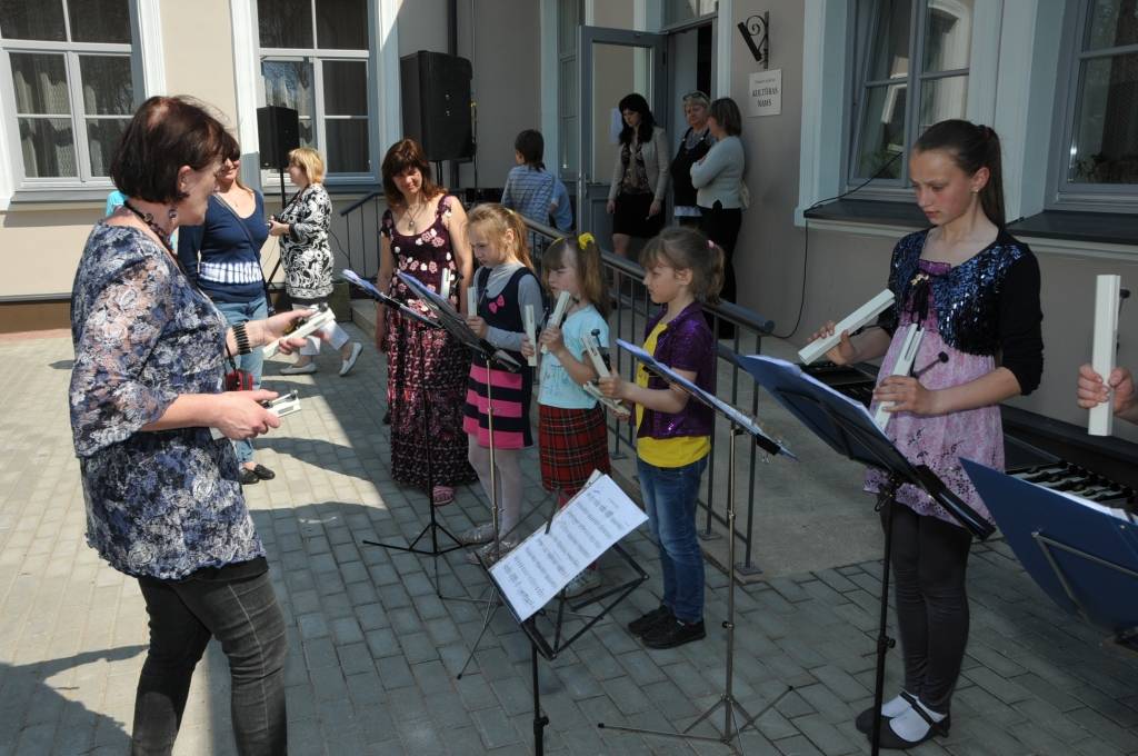 FOTO: Eiropas dienu Priekulē svin krāsaini un darbīgi