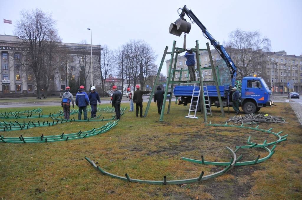 (papildināta) FOTO: Liepāja sāk tērpties Ziemassvētku rotā