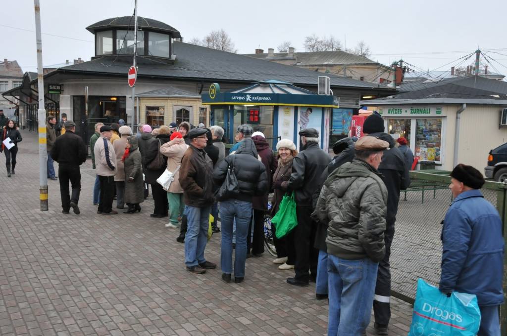 FOTO: Pie "Krājbankas" bankomātiem veidojas rindas