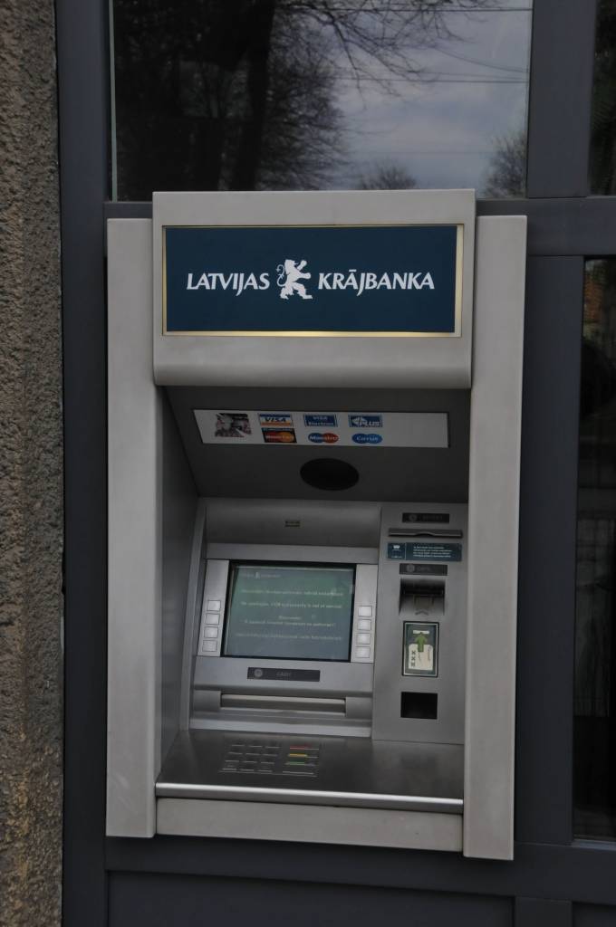 "Latvijas Krājbankā" pensijas vai citus pabalstus saņem apmēram 80 tūkstoši iedzīvotāju; pensionāriem jāvēršas VSAA