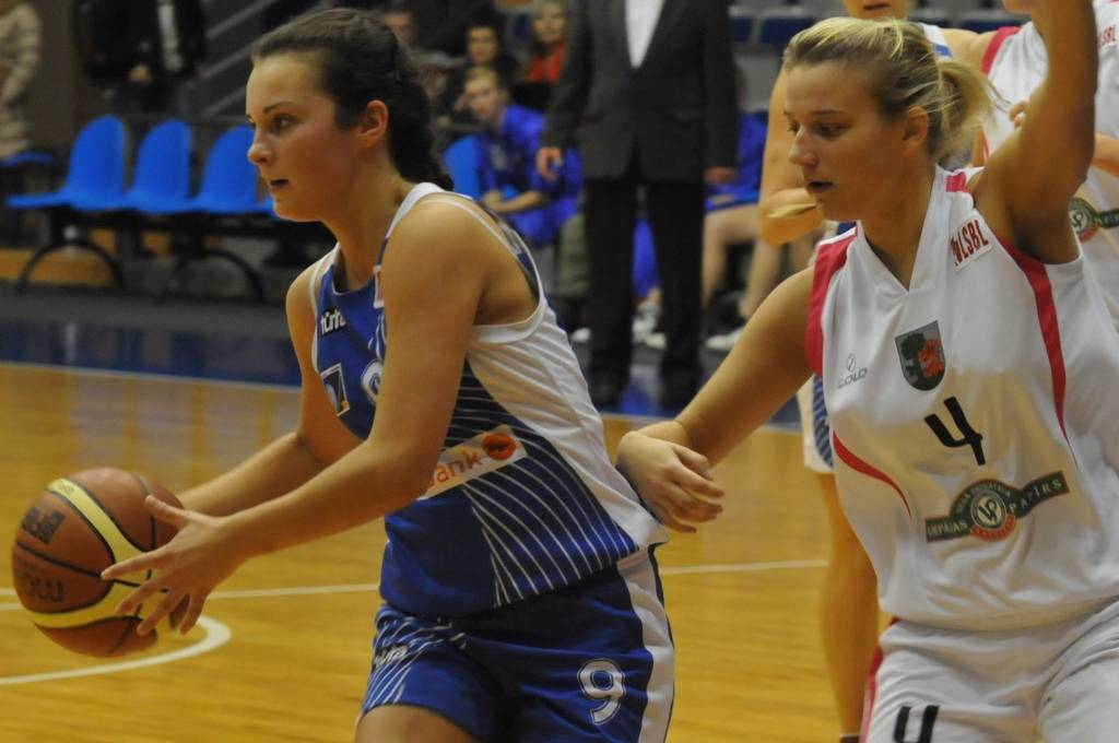 FOTO: "Liepājas Papīra" basketbolistes dramatiskā cīņā zaudē "Daugavpils Universitātei"
