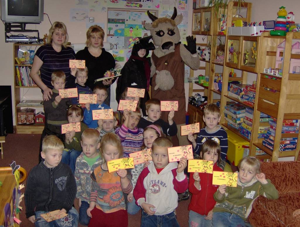 FOTO: Cīravnieki Ziemeļvalstu bibliotēku nedēļas laikā smejas kopā ar Tatu un Patu un palīdz Mūmammai