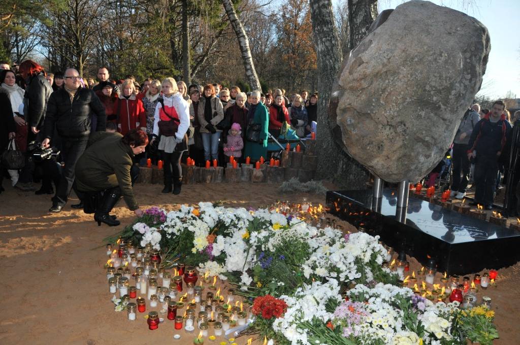 FOTO: Aizputē atklāj Mārtiņa Freimaņa piemiņas vietu