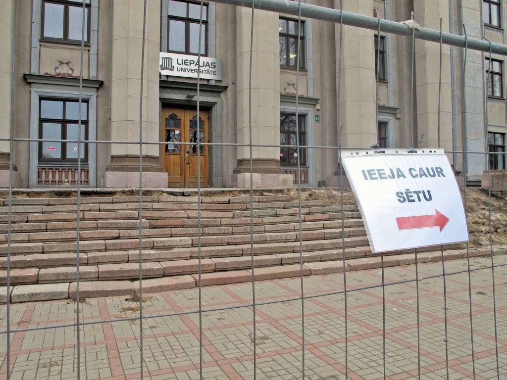 Liepājas Universitātē uzlabo vidi cilvēkiem ar īpašām vajadzībām