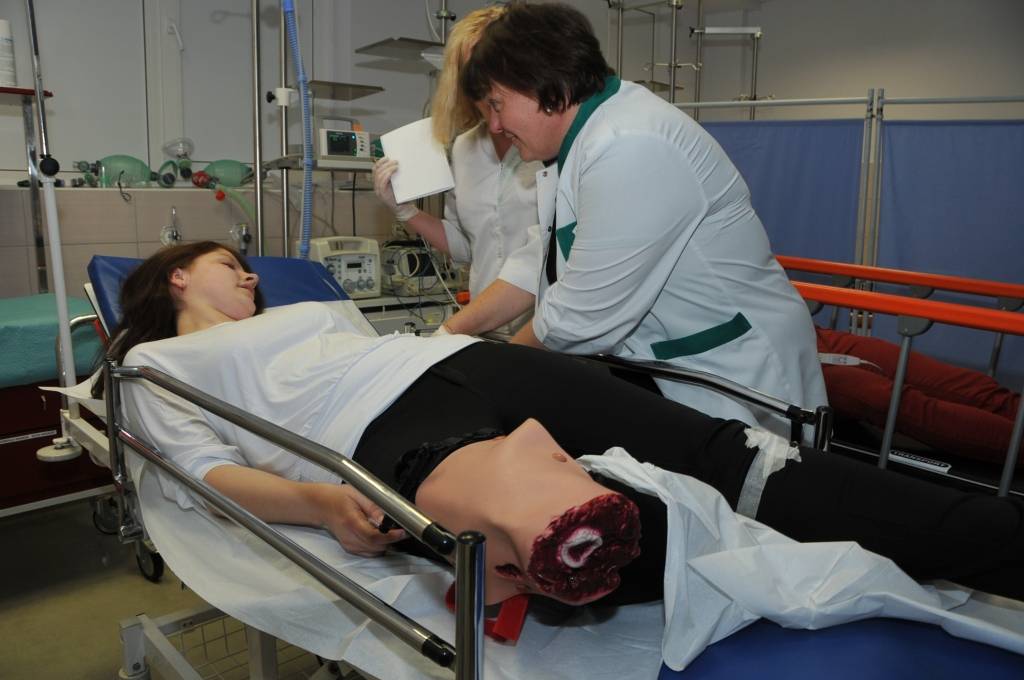 FOTO: Slimnīcā izspēlē Neatliekamās medicīniskās palīdzības mācības
