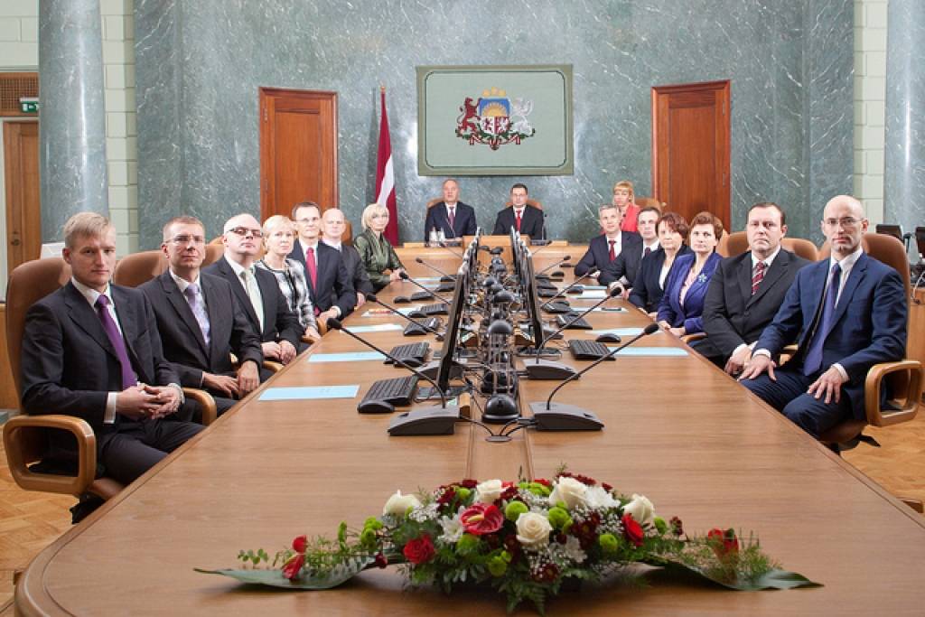 Latvijas valdība noveco un ministriem mazāk bērnu