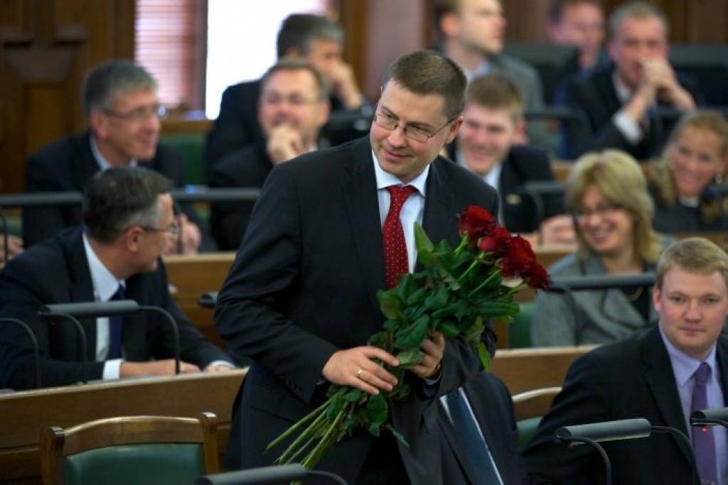 Apstiprina Dombrovska valdību