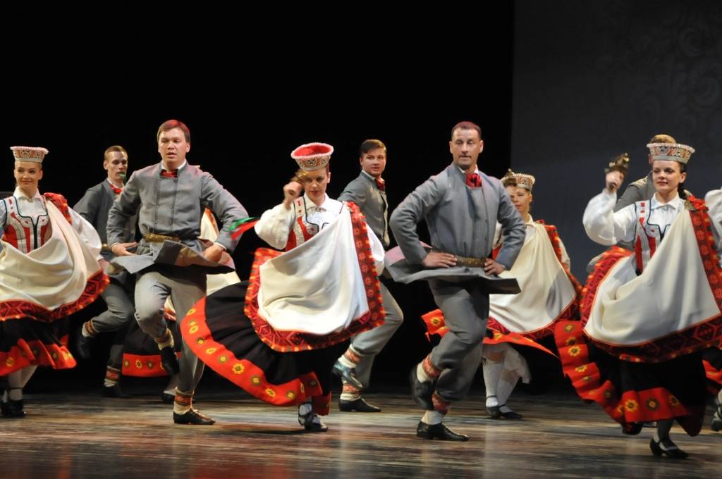 FOTO: "Vaduguns" dejotāji atzīmē apaļo jubileju