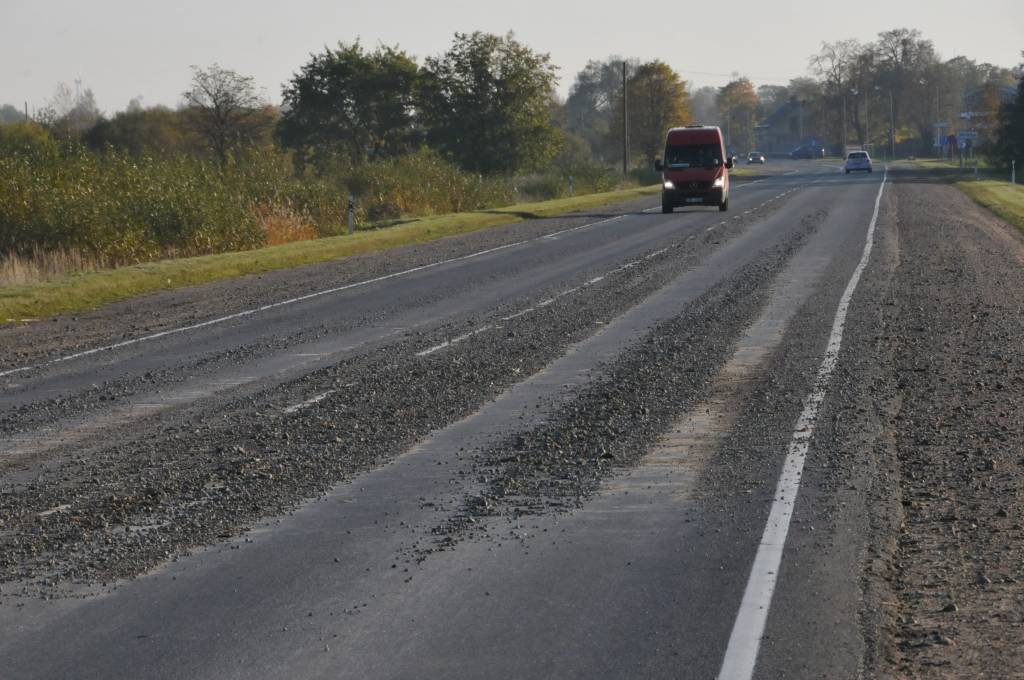 Uz Liepājas - Rīgas šosejas izbirst krava, bīstamības vairs neesot