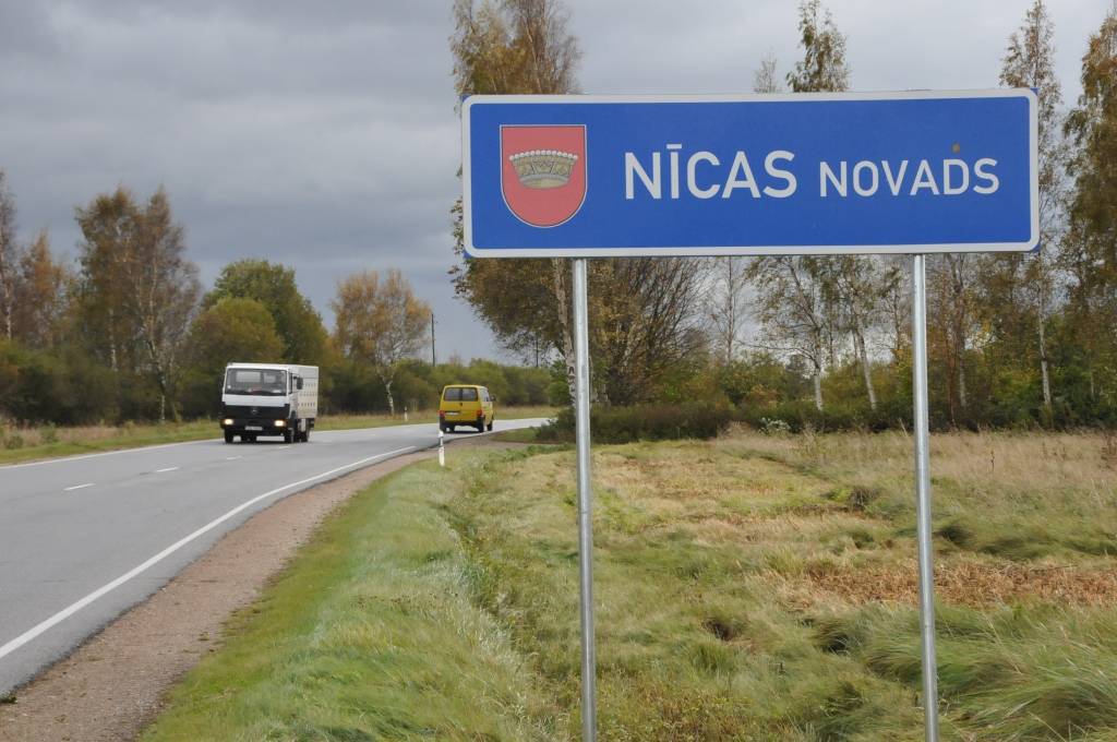Uzstāda Nīcas novada zīmes