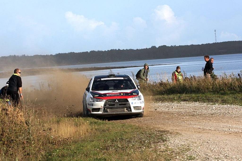 Jāņa Feldmaņa ekipāža Sāremā rallijā finišē N4 klases ātrāko trijniekā