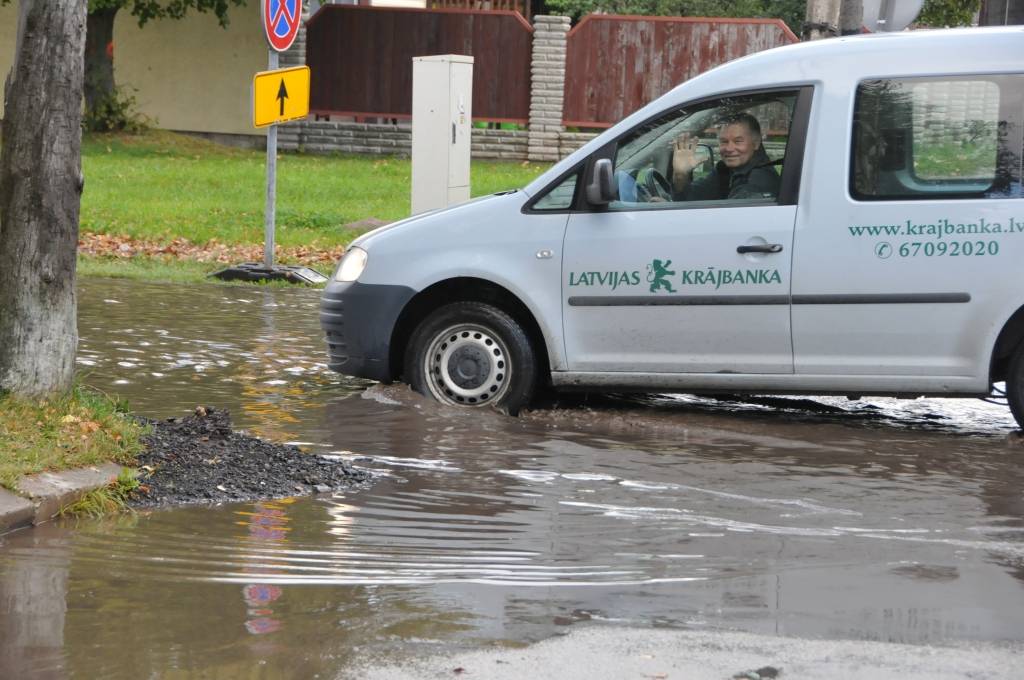 FOTO: Izbraukt uz Brīvības ielu pēc nakts lietavām ir pārbaudījums