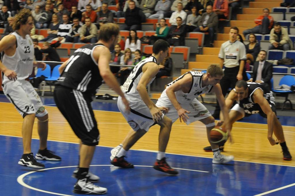 "Liepājas lauvas" Latvijas Basketbola līgas pirmajā spēlē zaudē "VEF Rīgai"
