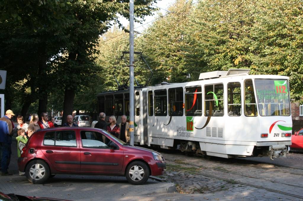 FOTO: Tramvaja un "Renault" sadursme Rīgas ielā