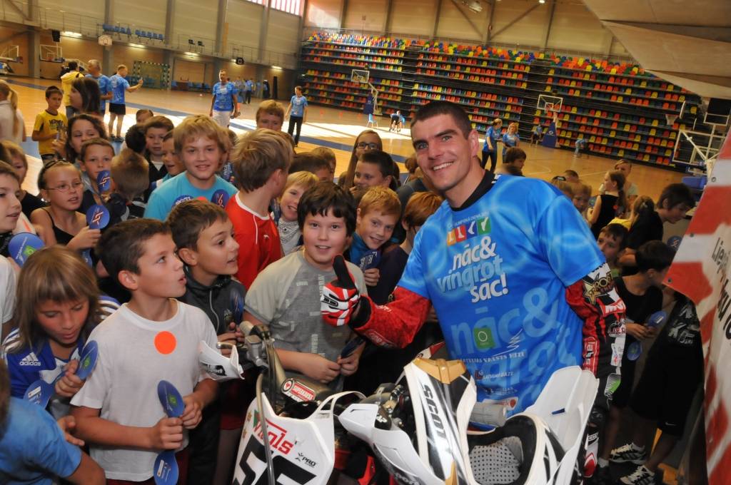 FOTO: Liepājas skolēni sporto pasākumā "Olimpiskā diena 2011"