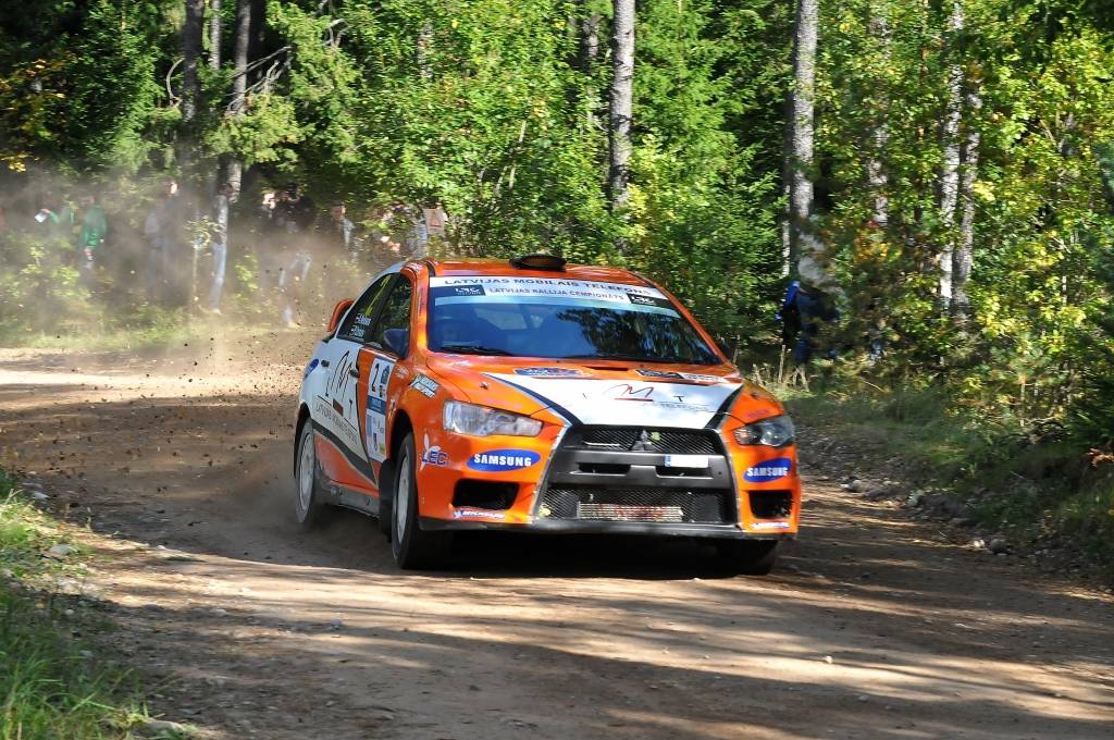 Latvijas autorallija čempioni 2011. gadā: Gross/Molders, Neikšāns/Dzirkals un Baranausks/Čepulis