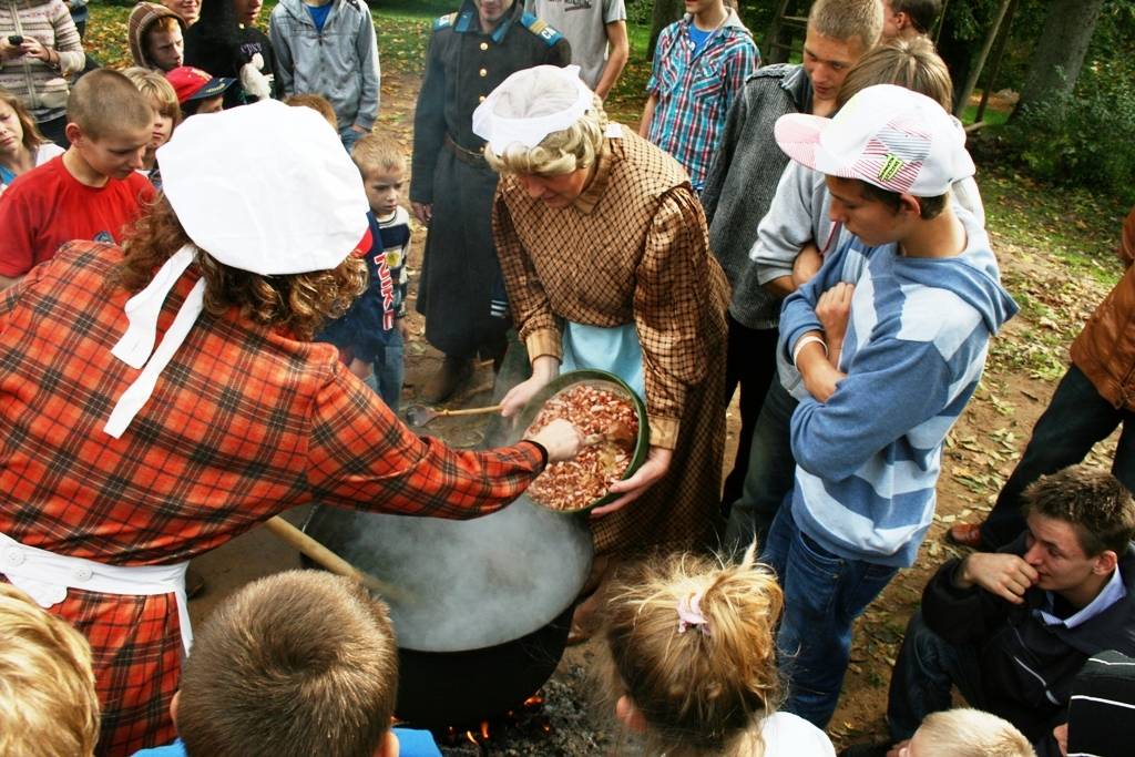 FOTO: Lažā vāra zupu no cirvja kāta