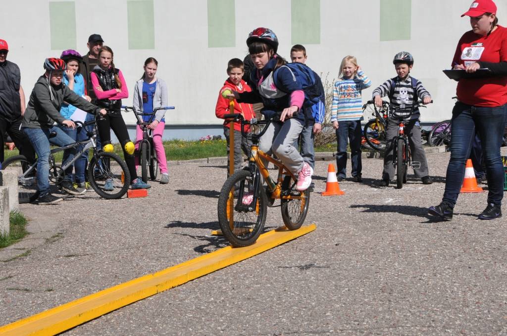 (papildināta) FOTO: Skolēni mērojas spēkiem velosipēdistu sacensībās