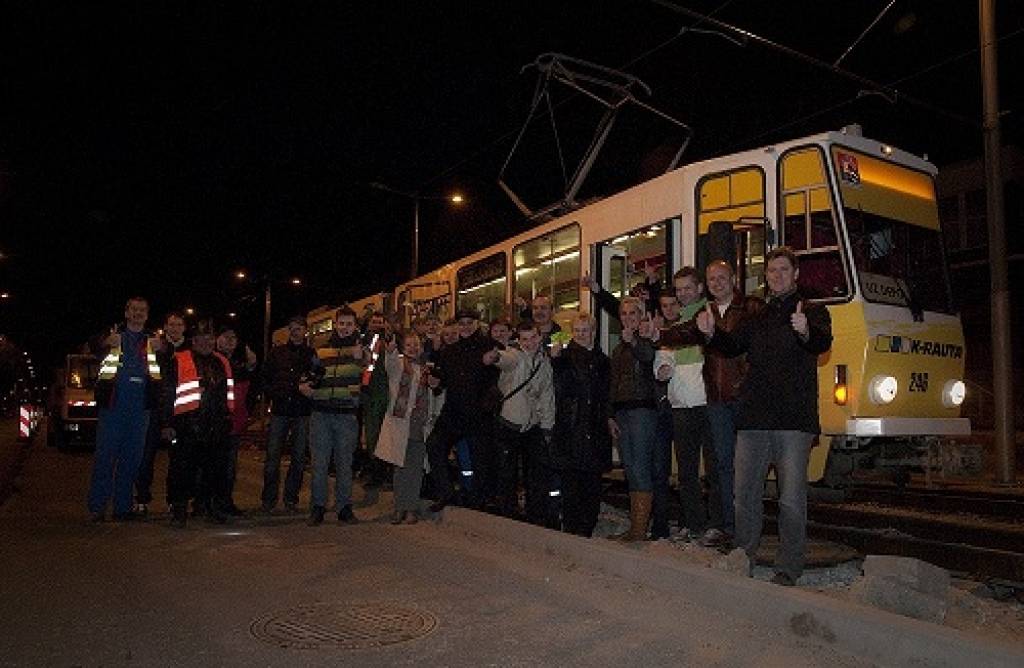 Tramvajs veic pirmo izmēģinājuma braucienu pa jaunizbūvēto līniju