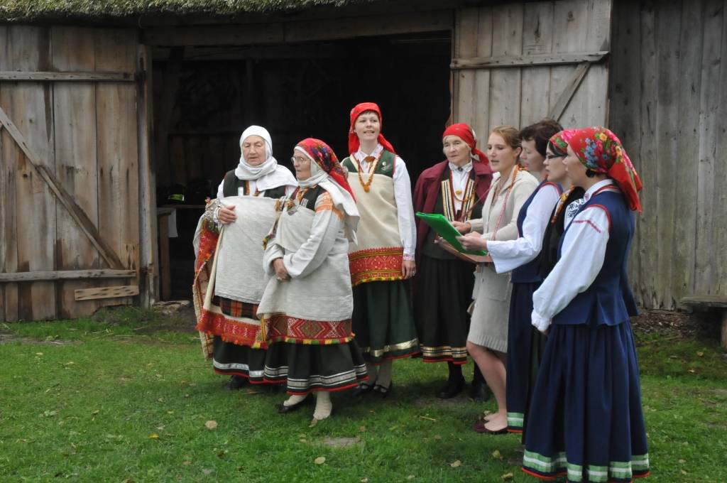 FOTO: Diskutē par piekrastes apbūvi un iepazīst kurzemnieku tradīcijas