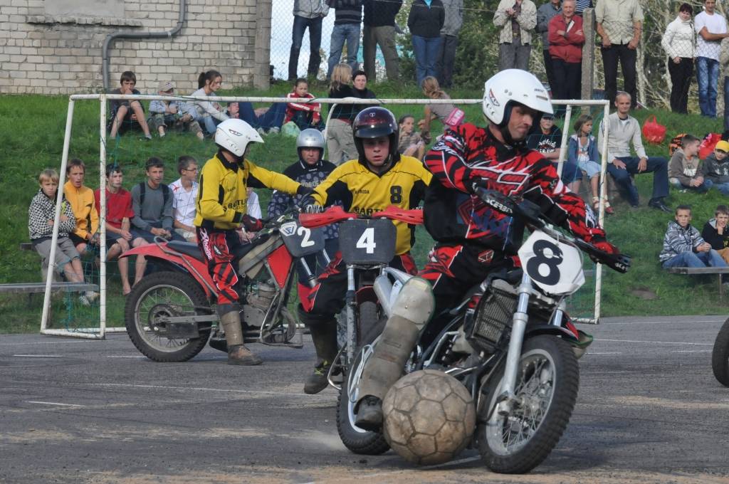 FOTO: Lietuvieši demonstrē aizputniekiem motobolu