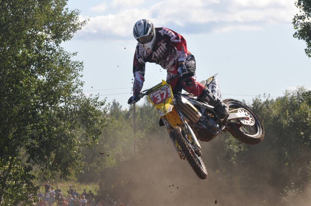 MX Pro klases otrajā braucienā uzvar Sēderstrēms; Līvs vēl nepadodas