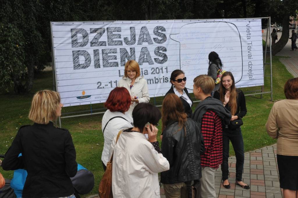 FOTO: Liepājas dzejnieki un viesi piedalās dzejas pierakstīšanas akcijā