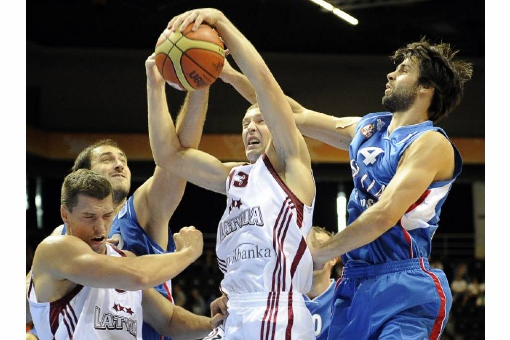 Latvijas basketbolisti liek panervozēt Eiropas vicečempioniem, tomēr zaudē