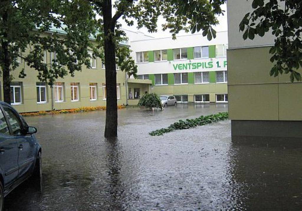FOTO: Ilgstošo lietavu dēļ Ventspilī applūdušas divas skolas un muzejs
