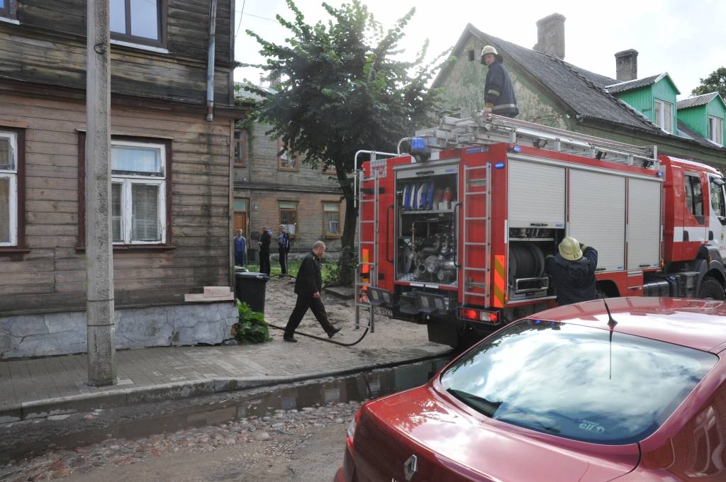 FOTO: Liepājā izceļas paaugstinātas bīstamības ugunsgrēks; cilvēkus izdodas evakuēt