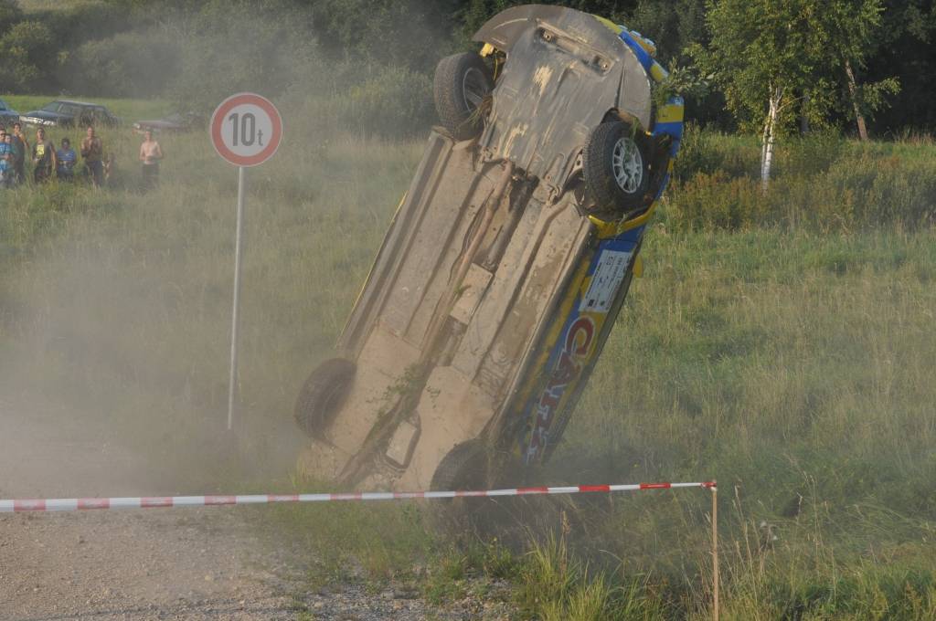 FOTO: Ukraiņu ekipāža apmet kūleni Vecpils ātrumposmā