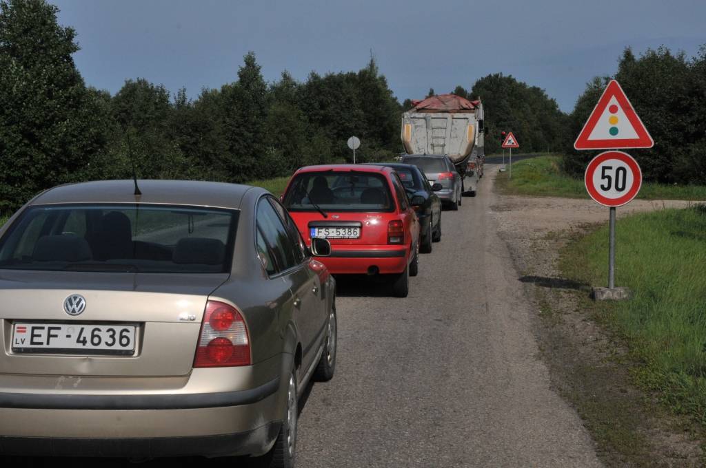 (papildināta) FOTO: Sāk atjaunot asfalta segas virskārtu uz Grobiņas ceļa