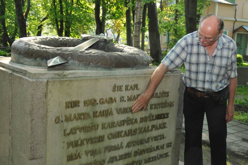 Liepājā no O. Kalpaka pieminekļa nozog krāsaino metālu