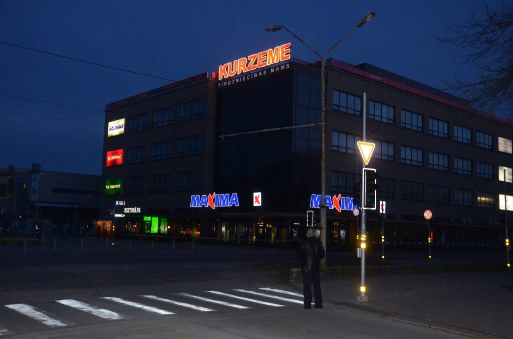 (papildināta) FOTO: Saņem viltus zvanu par bumbu tirdzniecības namā "Kurzeme"