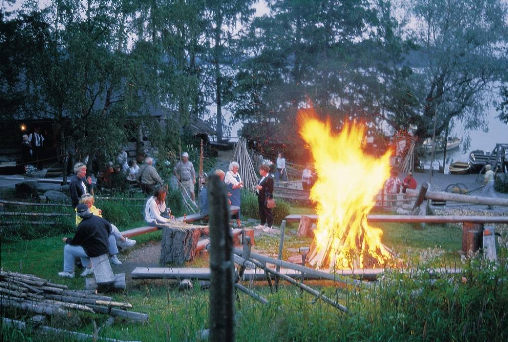 Veidos sargājošu uguns loku ap jūru