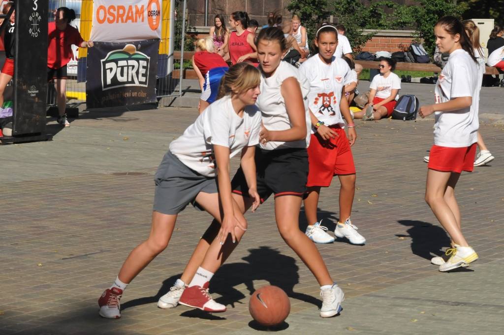 FOTO: Liepājas vasaras ielu basketbola čempionāta piektajā posmā uzvaras svin favorīti