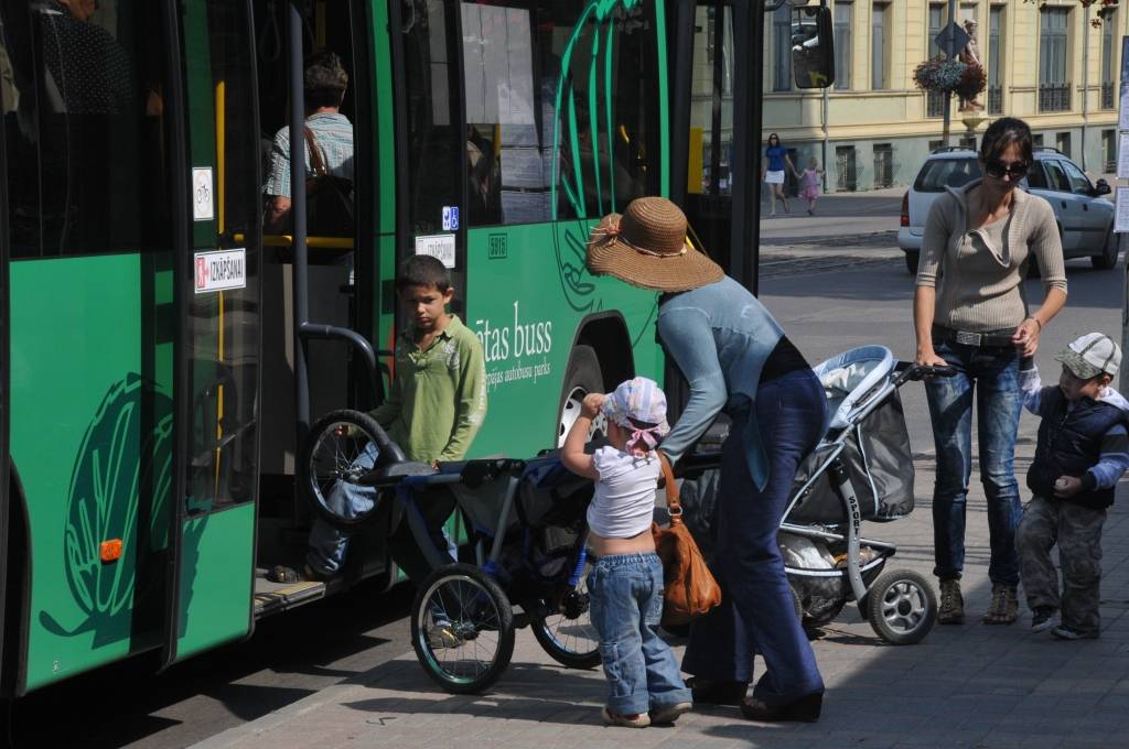 Liepājā jauna kārtība iekāpšanai autobusā daudzos pasažieros izraisa neapmierinātību