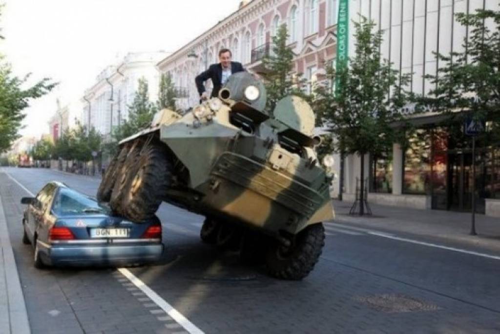 VIDEO: Viļņas mērs ar bruņutransportieri pārbrauc pāri "Mercedes-Benz"  