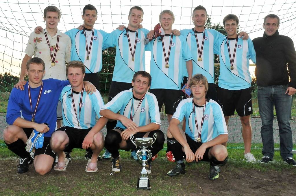 FOTO: Izspēlē Lejaskurzemes novadu minifutbola čempionāta pēdējās spēles un apbalvo uzvarētājus