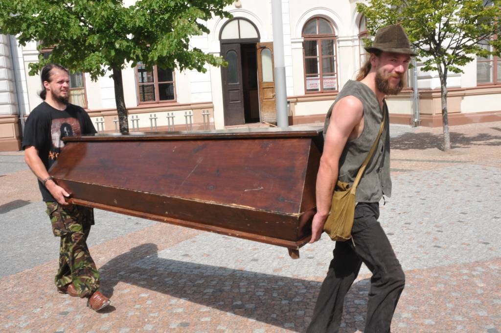 Liepājnieki ar zārku tikuši jau gandrīz līdz Skrundai